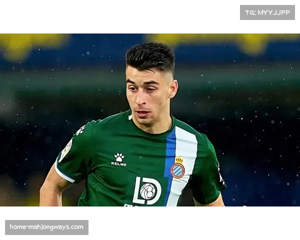 南通队获得前场任意球机会，李贤成主罚射门稍稍高出横梁